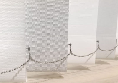 lamellen in screendoek met metalen kettinkjes met elkaar verbonden
